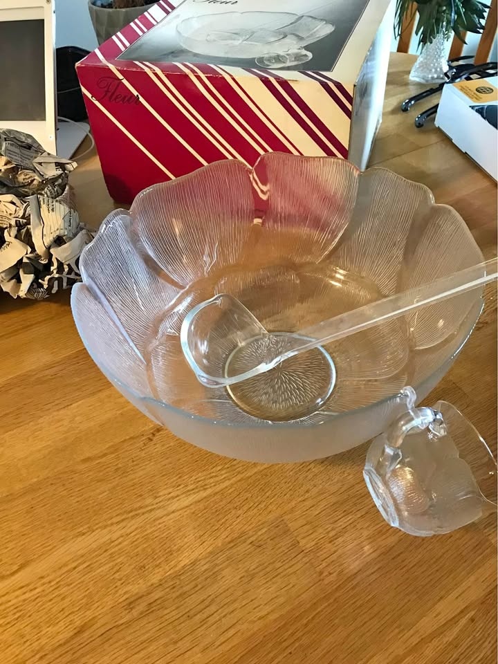 Vintage Arcoroc French Fleur Punch Bowl Set