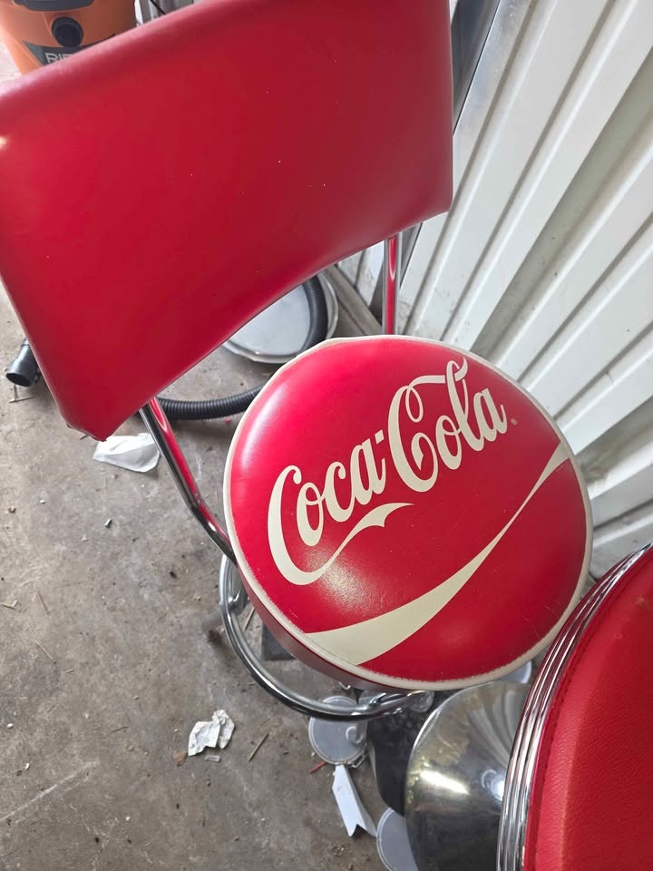 Coca Cola Table and 2 Stools - photo 4