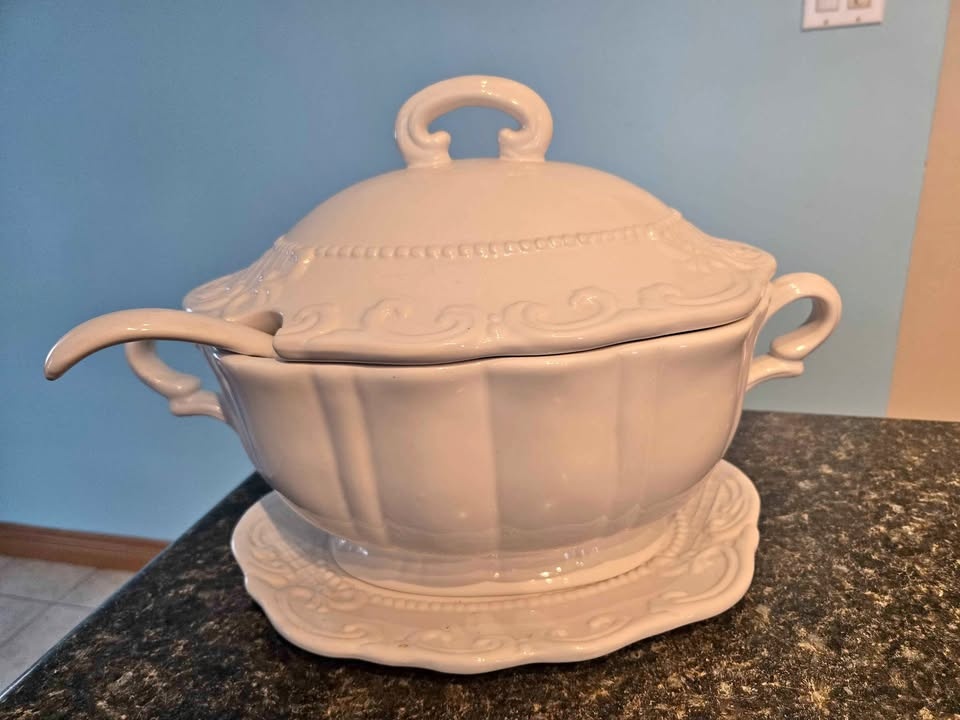 Soup tureen