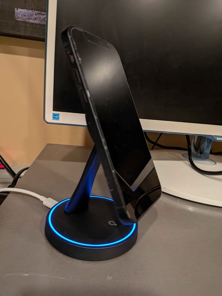 Magnetic Wireless Charger Stand 15W Fast Charger - photo 4