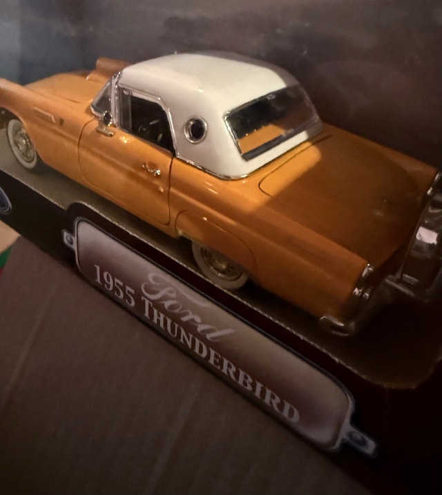1:18 Scale 1955 Ford Thunderbird - photo 2