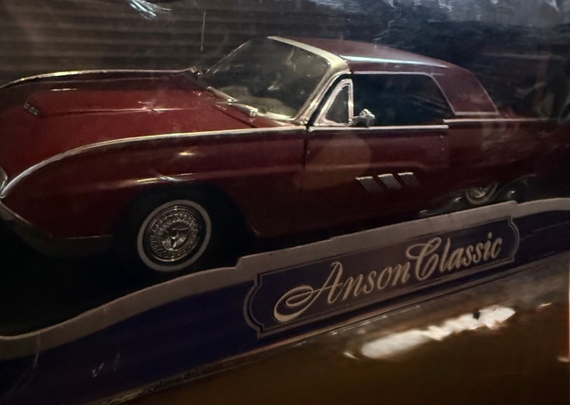 1:18 Scale 1963 Ford Thunderbird - photo 2