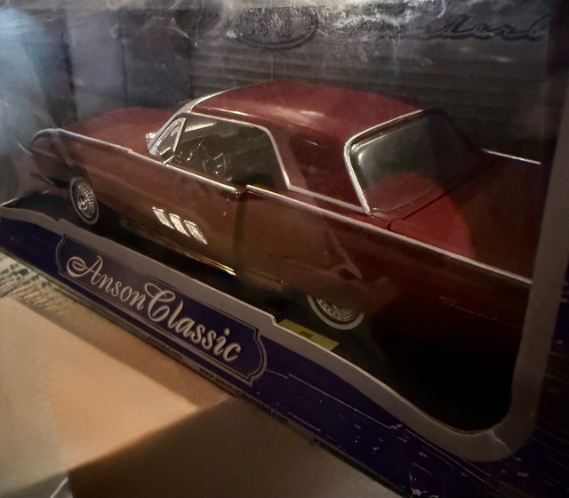 1:18 Scale 1963 Ford Thunderbird - photo 3