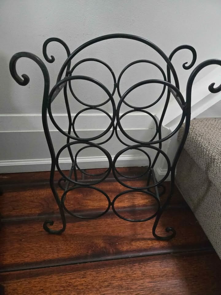 Small wood cabinets + wine rack - photo 5