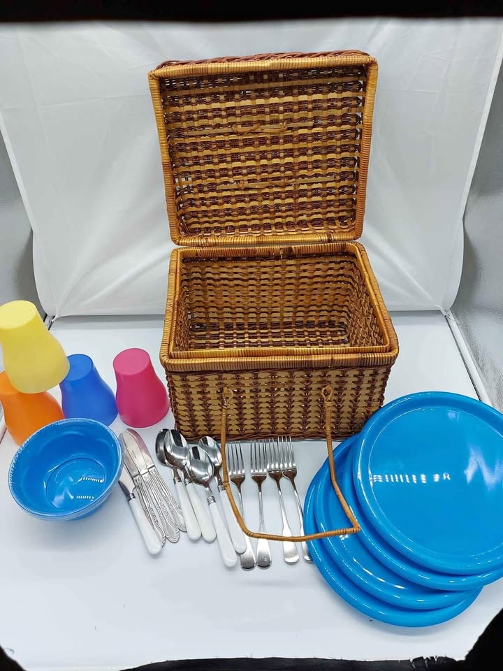Vintage Wicker Basket with Set Of 4 Dinnerware