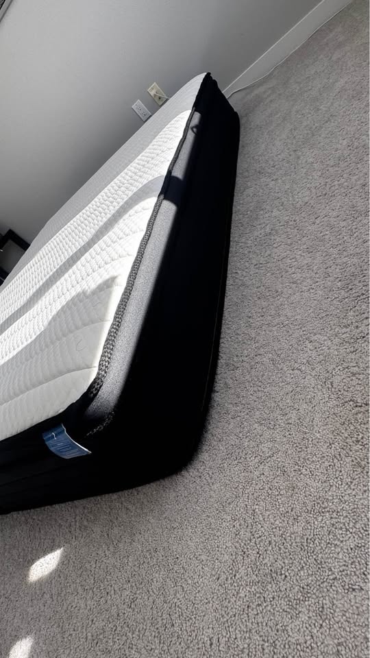 Queen Size Mattress - 10 Inch - New - photo 3
