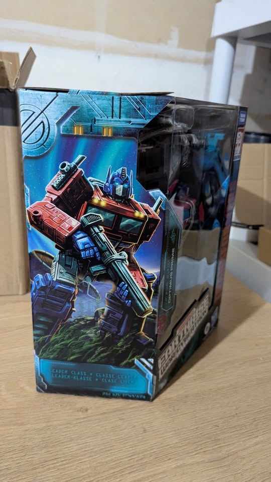 Transformers Earthrise Optimus Prime Action Figure [NEW AND UNOP - photo 2