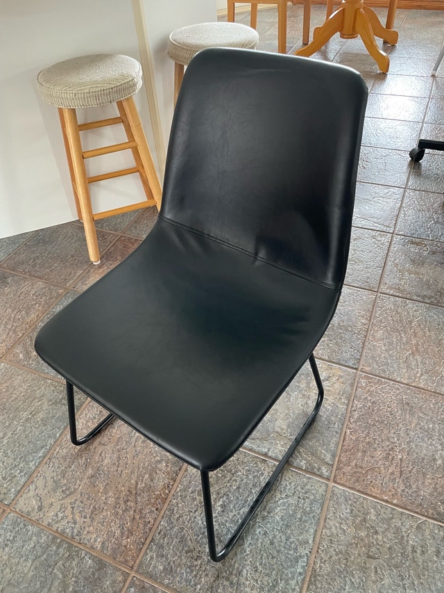 chair in black