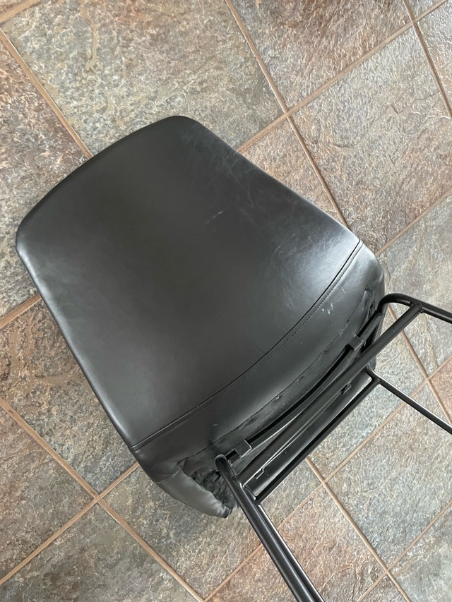 chair in black - photo 2