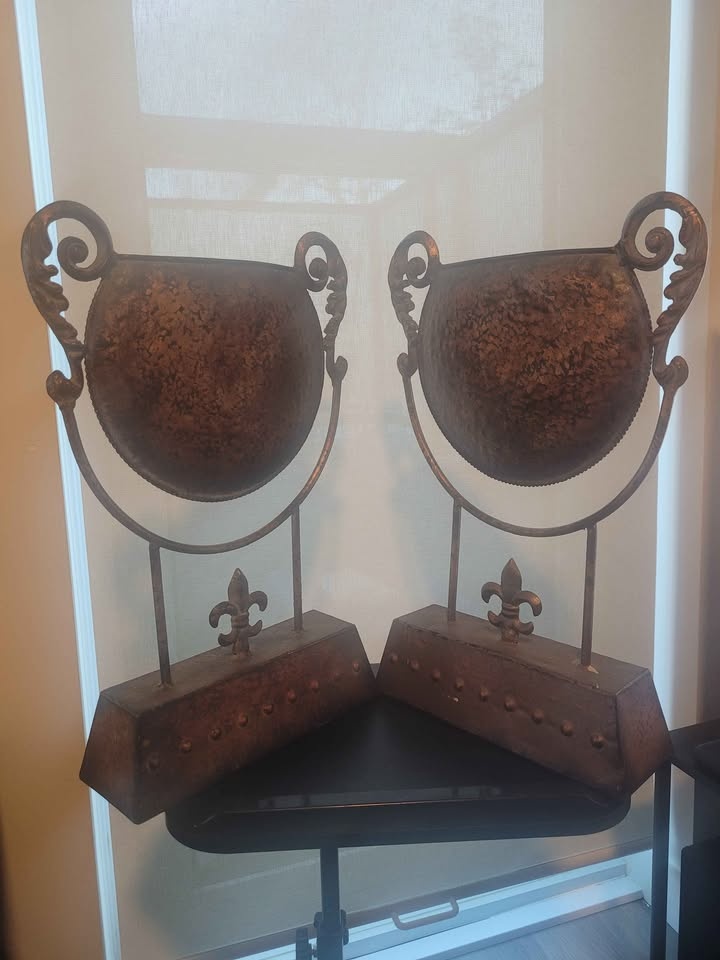 Pair Decorative Metal Urns Fleur de Lis - photo 2