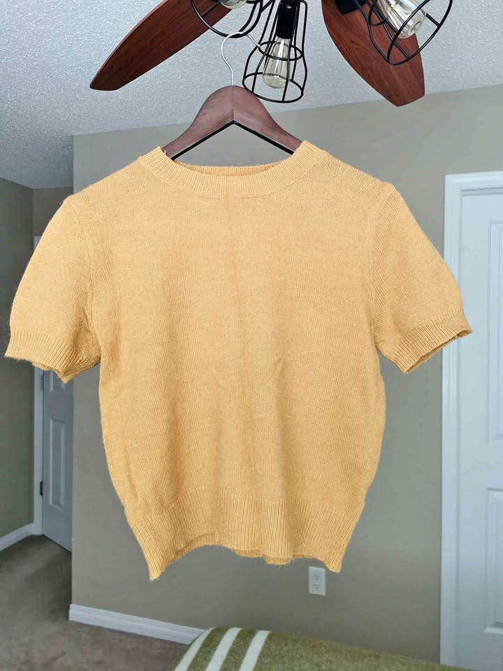 Women’s Solid Color Knit Top Size M - photo 2
