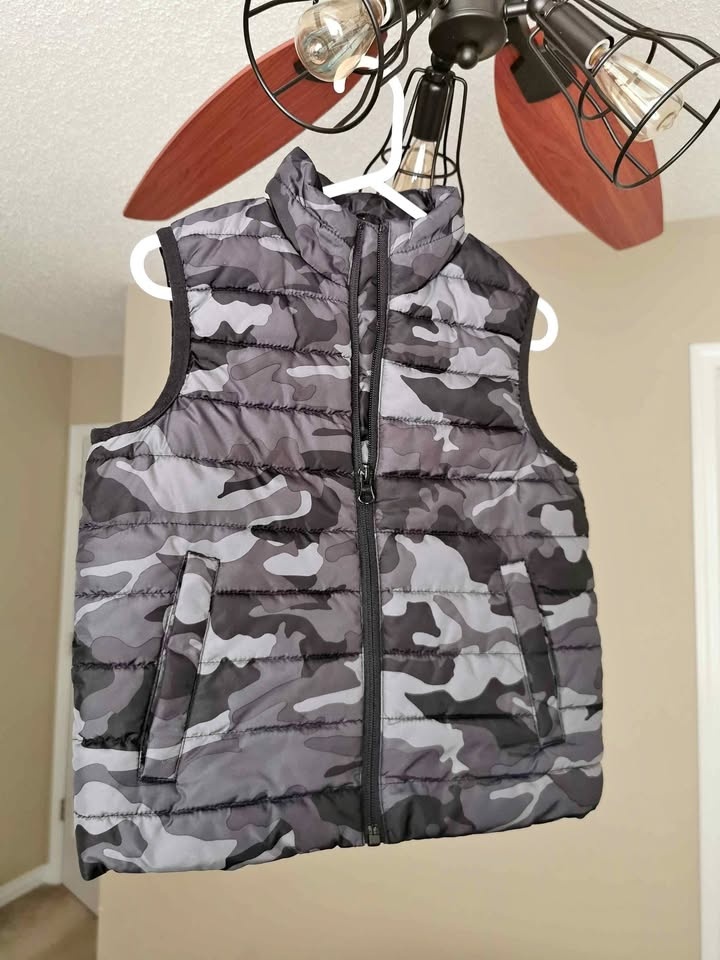 George Kids Puffer Vest Size 5