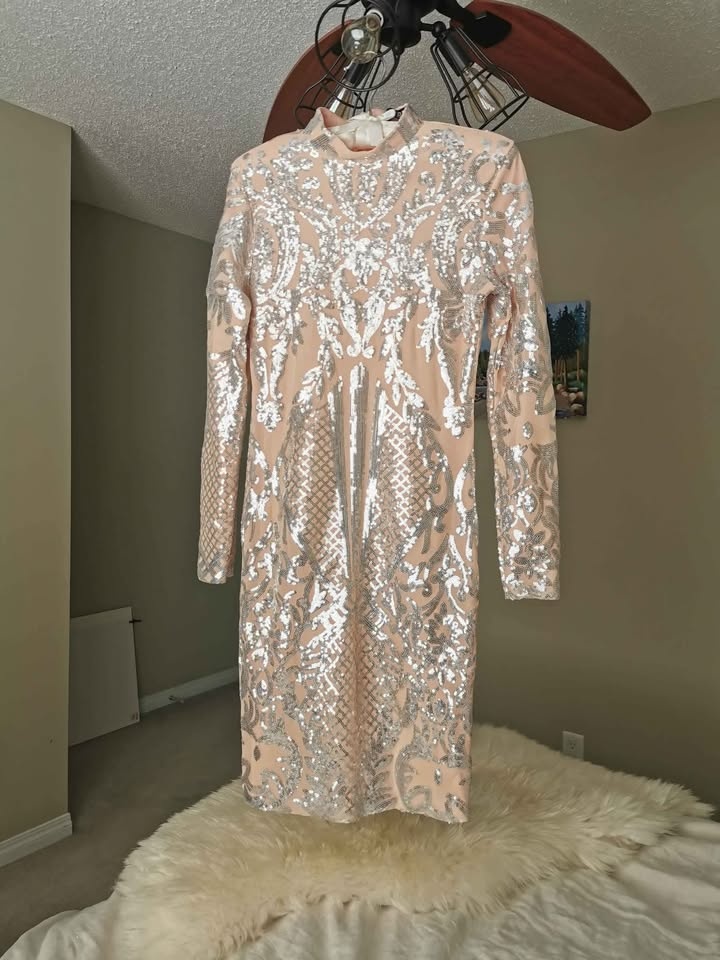 Stunning Sequin Dress Size Small - photo 2