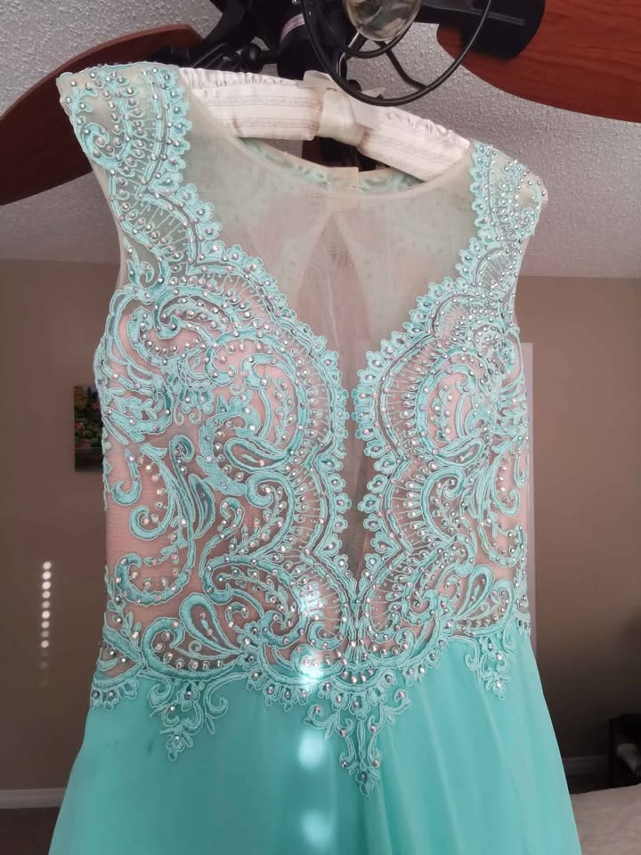 Mint Green Beaded Formal Gown - Size 6 - photo 2