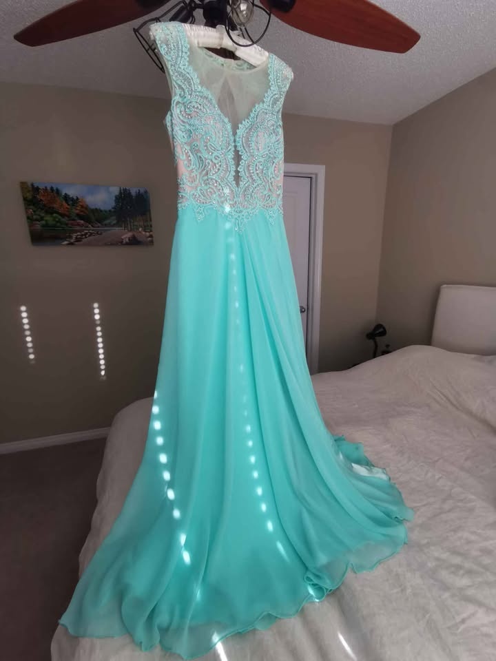 Mint Green Beaded Formal Gown - Size 6 - photo 3