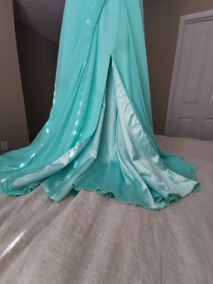 Mint Green Beaded Formal Gown - Size 6 - photo 4