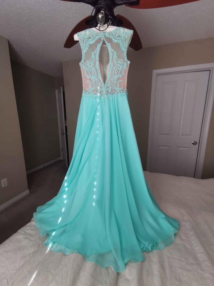 Mint Green Beaded Formal Gown - Size 6 - photo 5