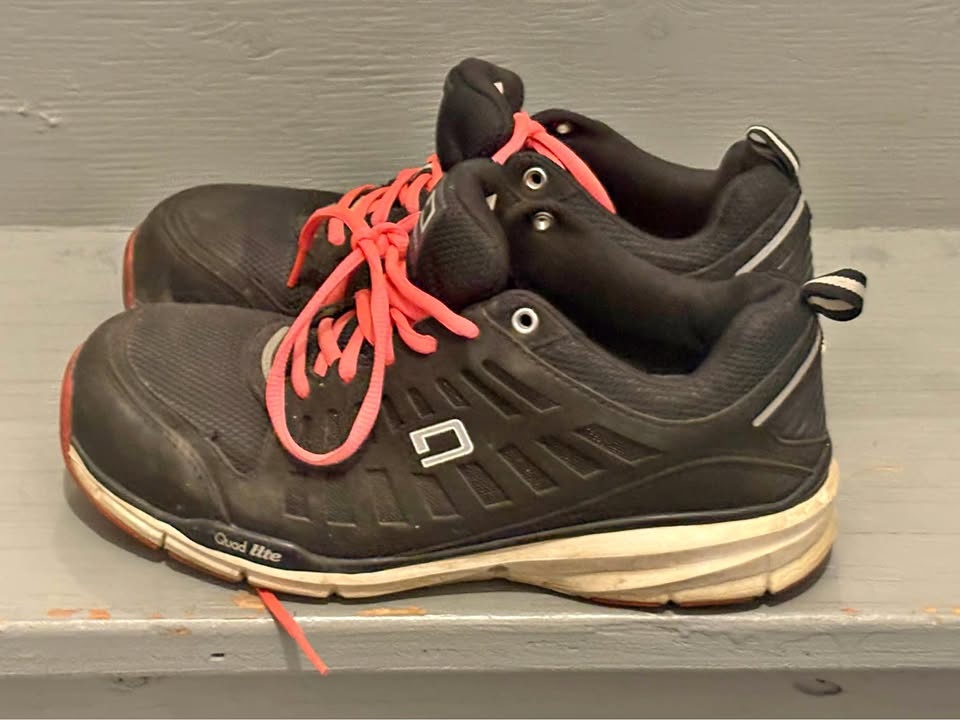 Women’s size 8 Dakota steel toe shoes