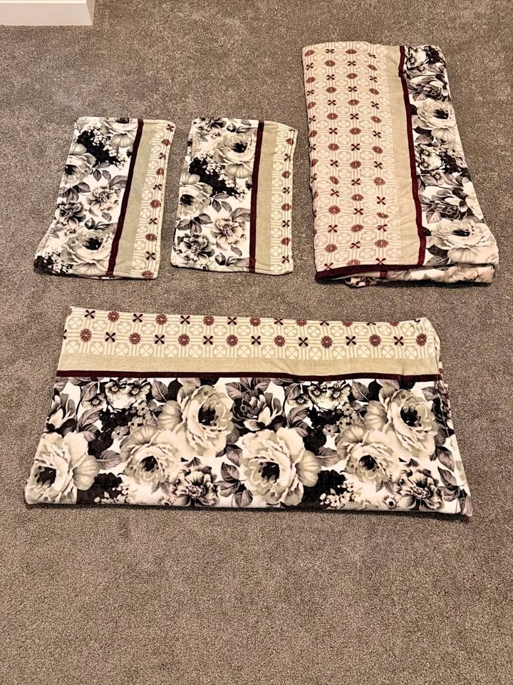 Queen Size Bed Sheet Set – 4 Pieces – Excellent Condition