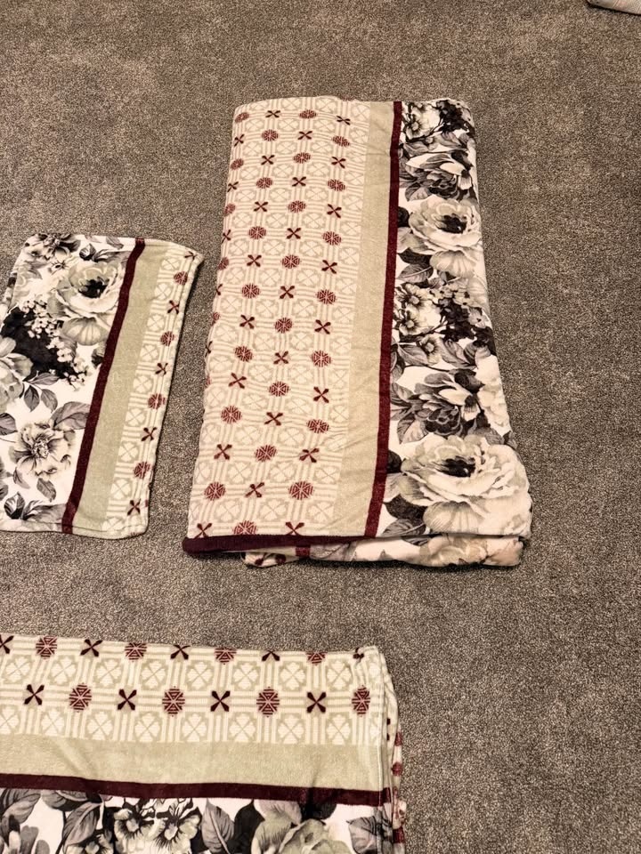Queen Size Bed Sheet Set – 4 Pieces – Excellent Condition - photo 4