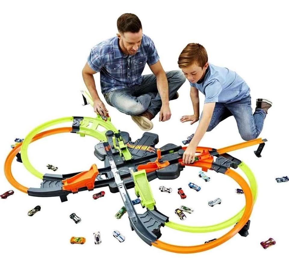 BNIB Hot Wheels Car Track Set