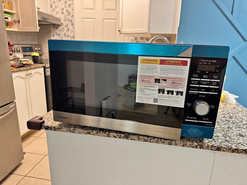 Panasonic NN-SD66LS Genius 1.3 cu. ft. Inverter Microwave