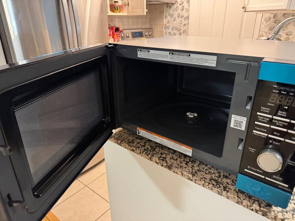 Panasonic NN-SD66LS Genius 1.3 cu. ft. Inverter Microwave - photo 3