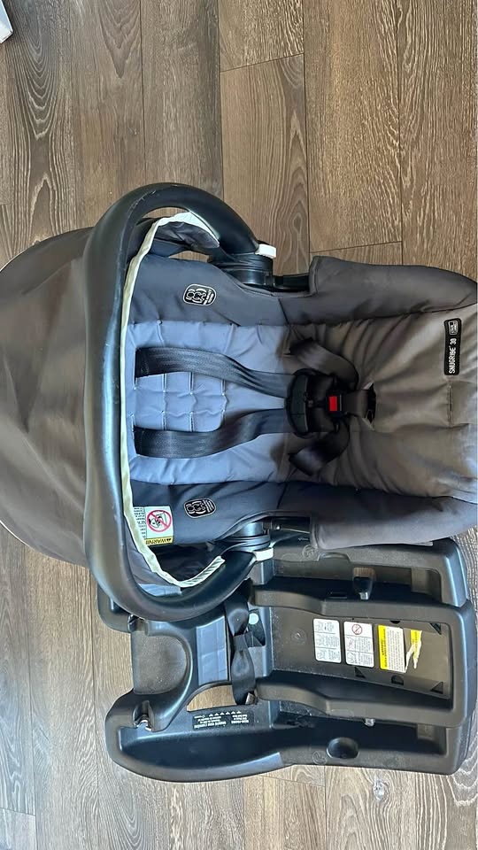 Graco SnugRide 30 Click Connect Infant Car Seat w/ Base