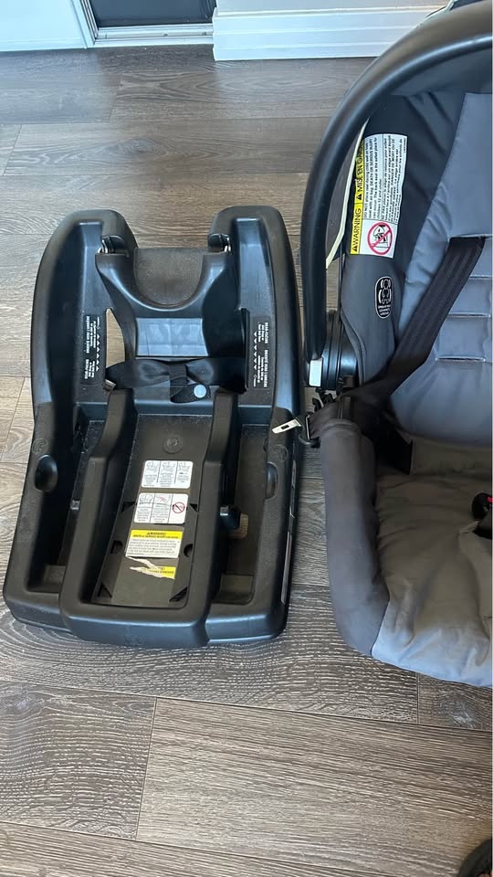 Graco SnugRide 30 Click Connect Infant Car Seat w/ Base - photo 3