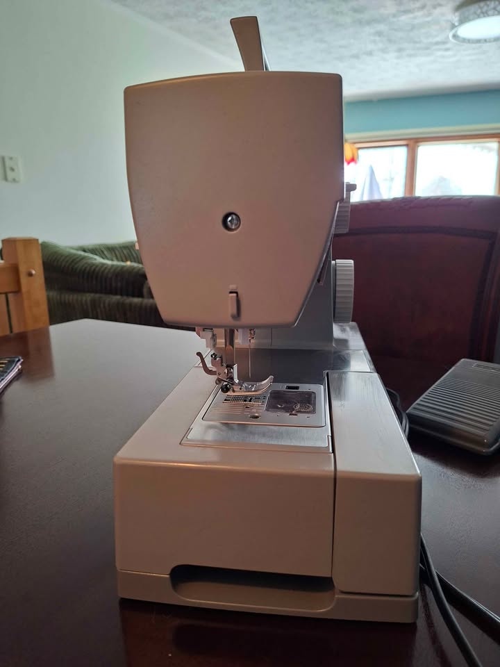 Singer Heavy Duty 4432 Sewing Machine - photo 5