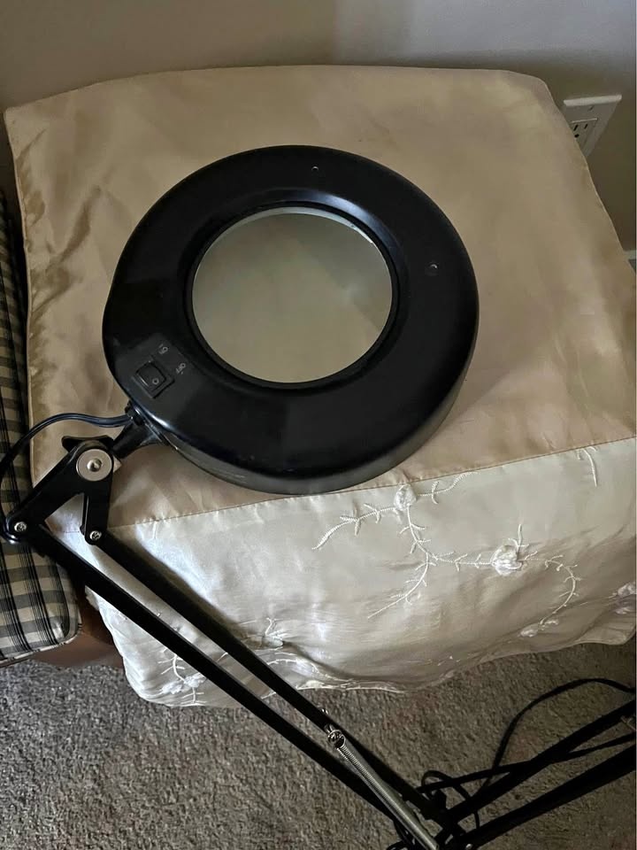 Strong Magnifying Glass with Light and Mount