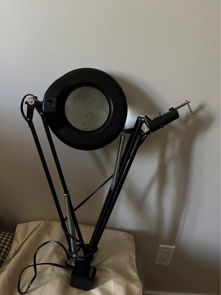 Strong Magnifying Glass with Light and Mount - photo 3