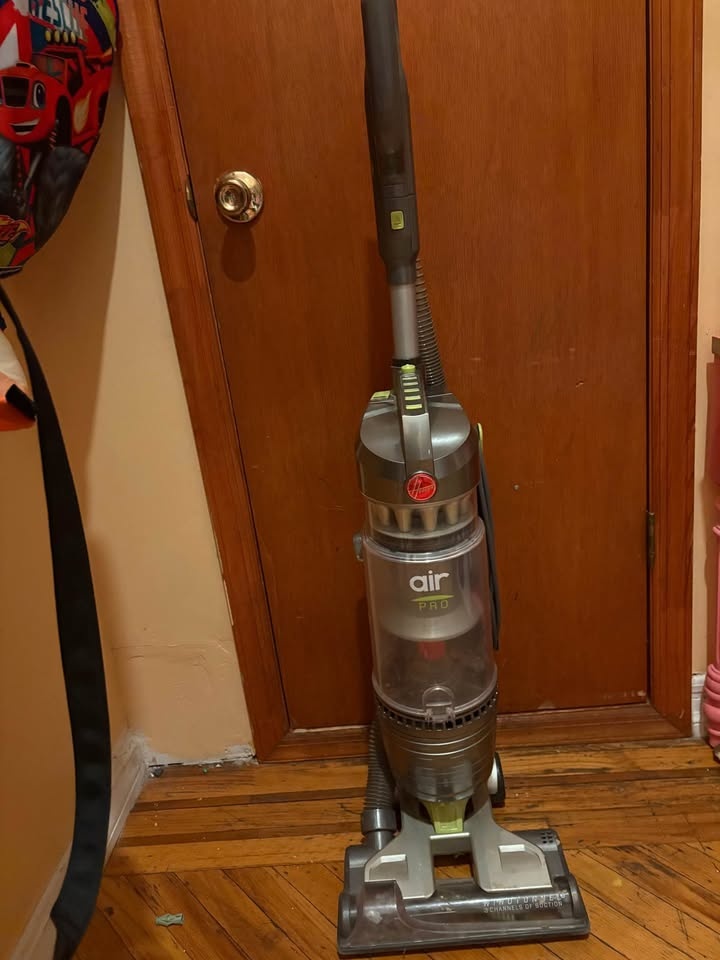 Hoover Air Upright Vacuum – Powerful Suction – Works Great - photo 2