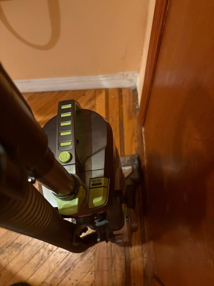 Hoover Air Upright Vacuum – Powerful Suction – Works Great - photo 3