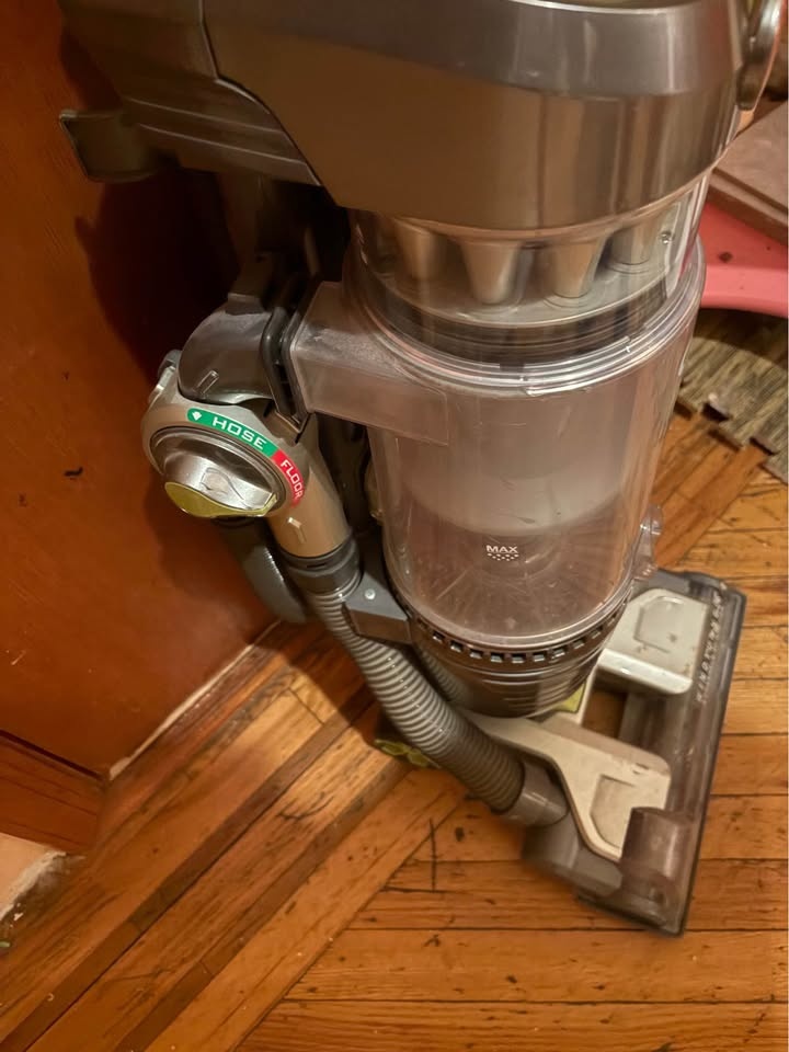 Hoover Air Upright Vacuum – Powerful Suction – Works Great - photo 4