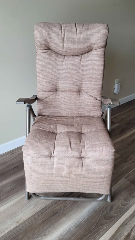 Comfy Padded Folding Recliner Chair - photo 2