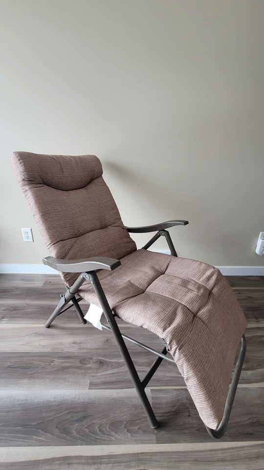 Comfy Padded Folding Recliner Chair - photo 4