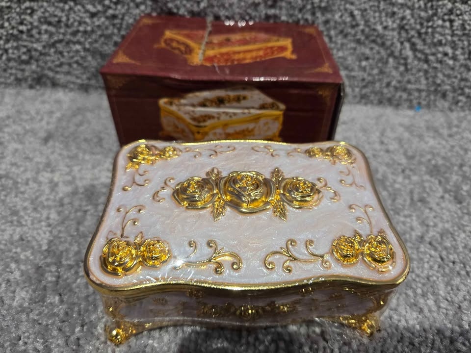Brand New | Vintage Jewelry Box Roses Embossed Design - photo 4