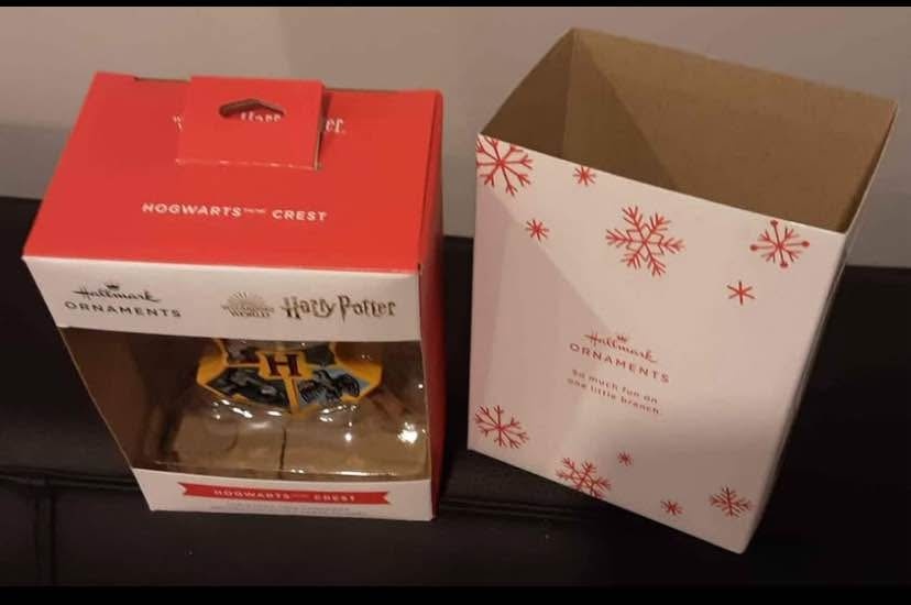 NIB Hallmark Harry Potter Hogwarts Crest Ornament - photo 3