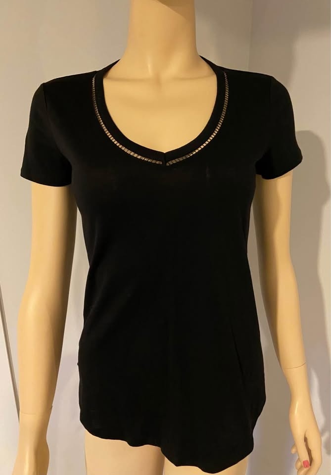 NWT: Camber & Grace Black Cotton V-Neck T-Shirt (Size - photo 2