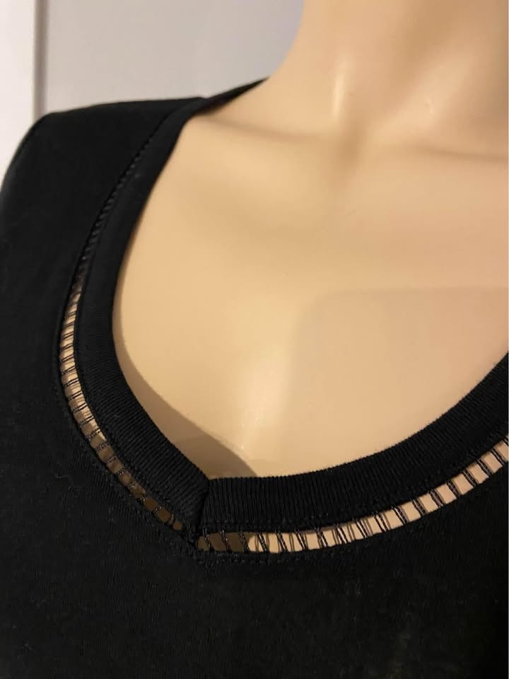 NWT: Camber & Grace Black Cotton V-Neck T-Shirt (Size - photo 3