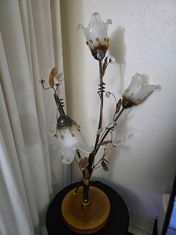 Vintage Art Nouveau Lily Lamps - Pair of 3-Light Frosted Glass F - photo 2