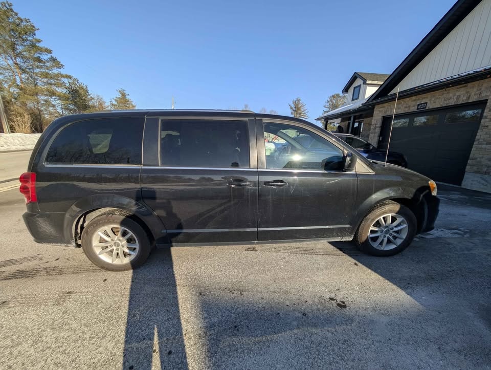 2020 Dodge Grand Caravan Premium - photo 2
