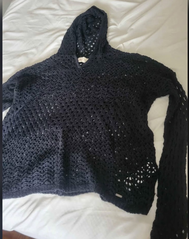 Hollister knit sweater XS