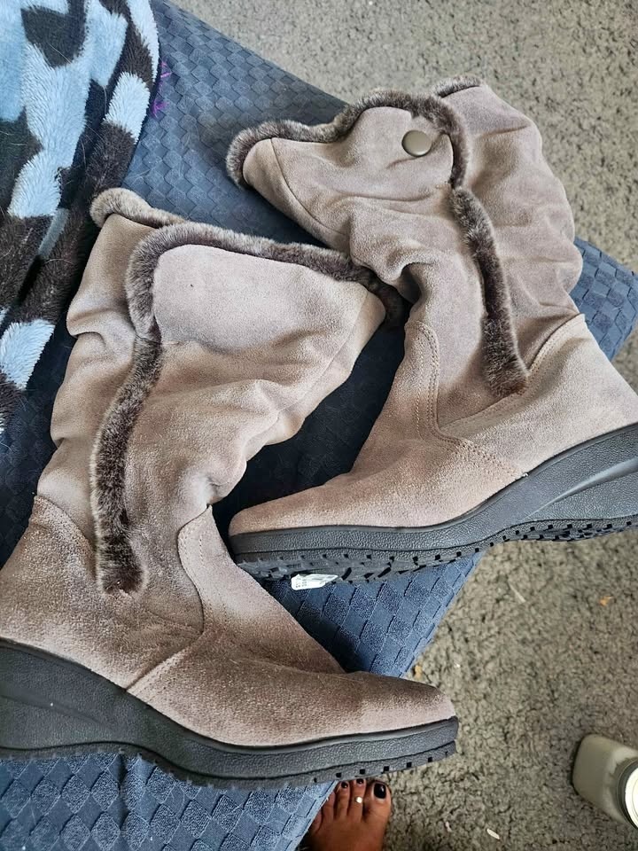 Studio B Blondo Faux Fur Wedge Boots Size 8