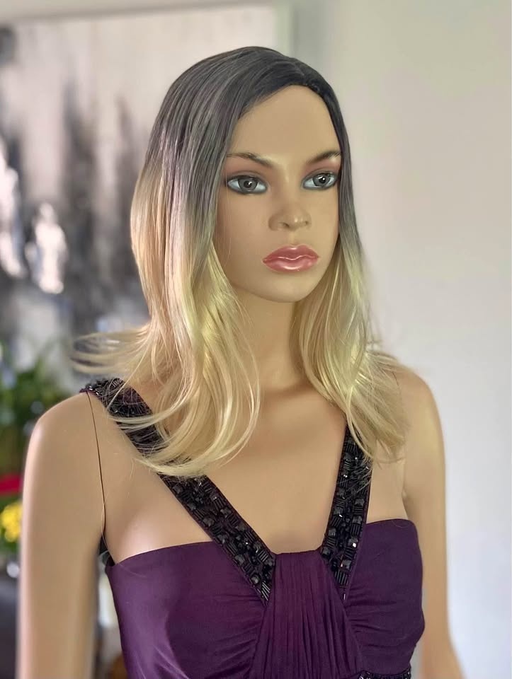 NWOT Ombré Blonde Shoulder-Length Synthetic Wig (842)