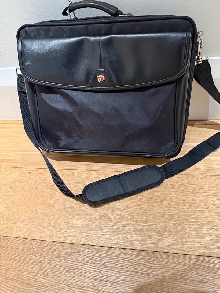 Basic black computer bag