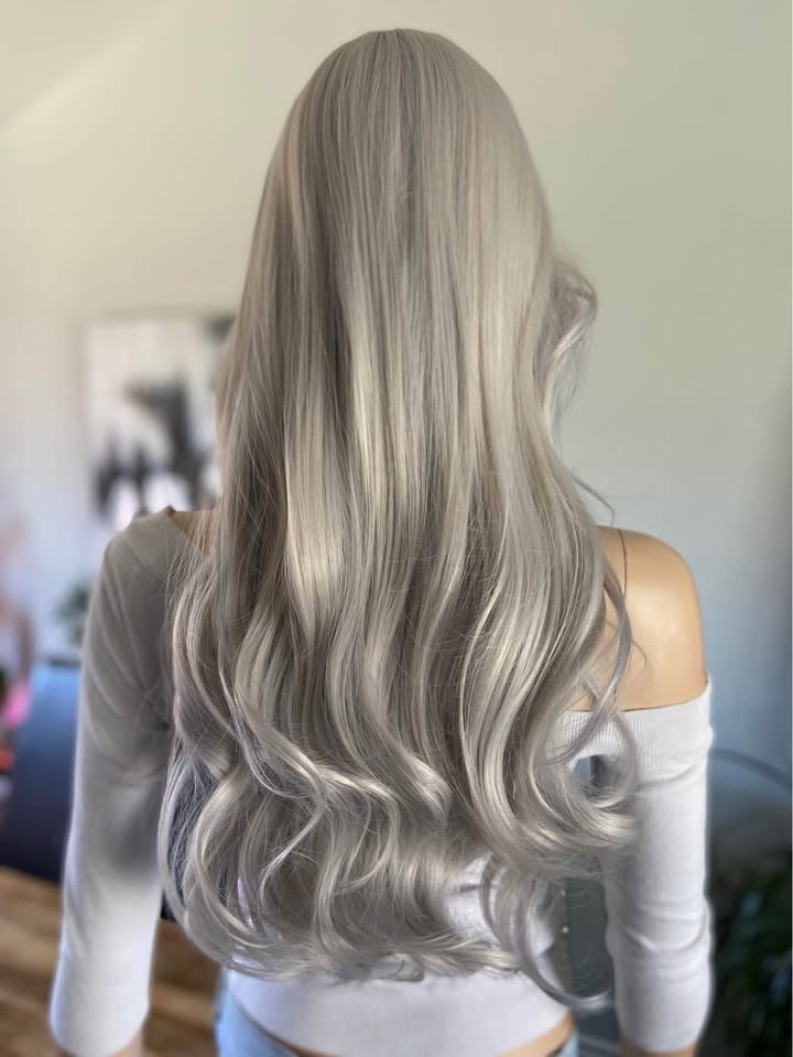 NWT: 26” Long Wavy Silver Blue Grey Synthetic Wig 2292 - photo 2