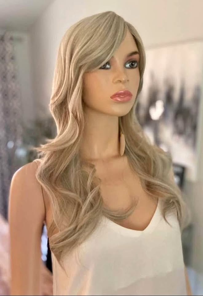 NWT Long Wavy Layered Grey Blonde Synthetic Wig w Bangs 2116