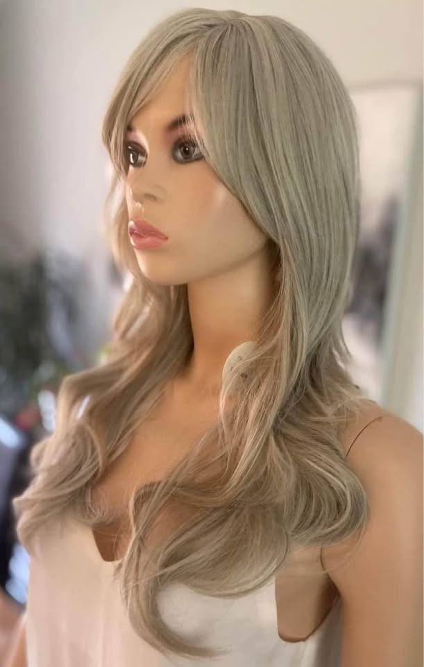 NWT Long Wavy Layered Grey Blonde Synthetic Wig w Bangs 2116 - photo 2